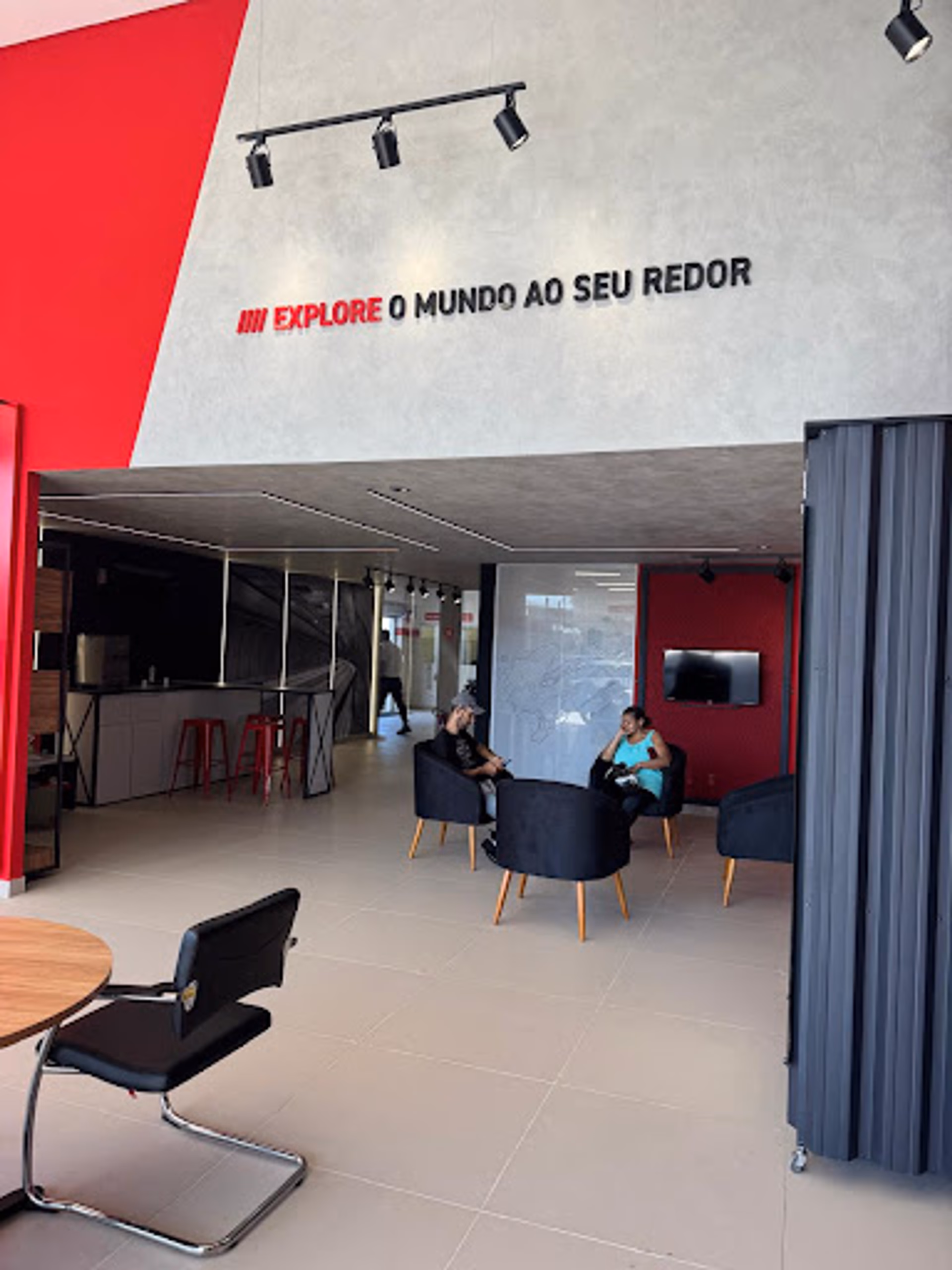 Showroom, interior da loja concessionária honda caiobá - 6 de 7