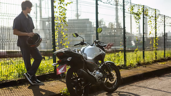 Homem ao lado da CG 160 Cargo