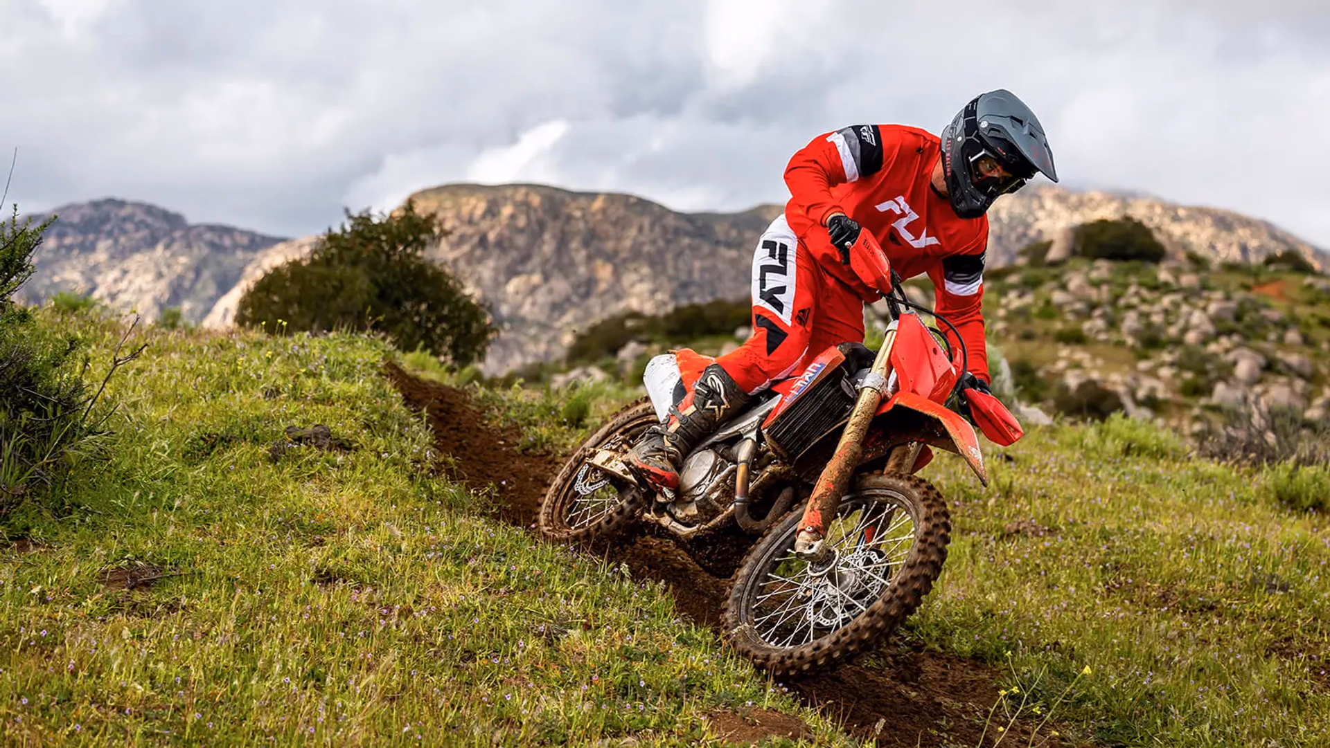 Honda CRF 450R com piloto em destaque - 9 de 12