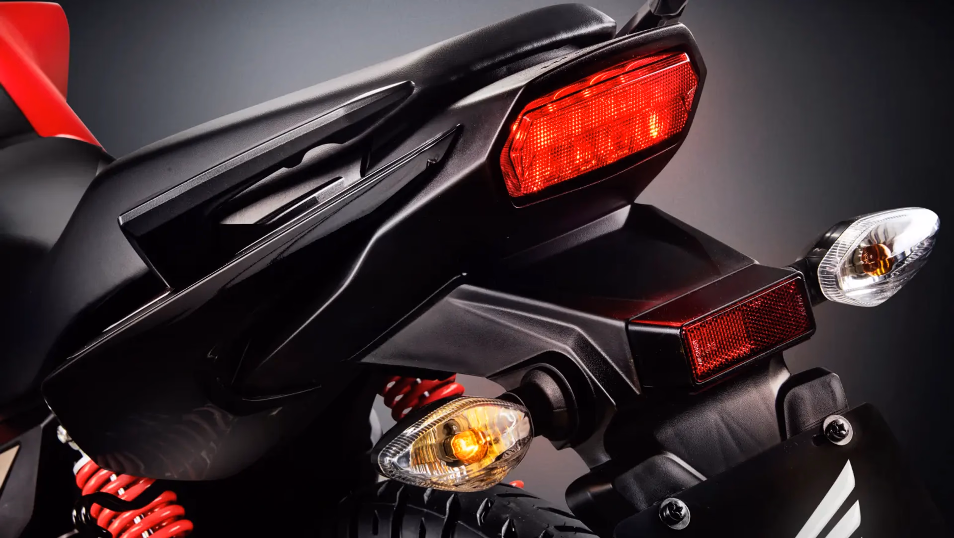 Moto Honda Nova Titan Edição Comemorativa de 50 Anos Close Lateral Trazeira Esquerda - 3 de 13