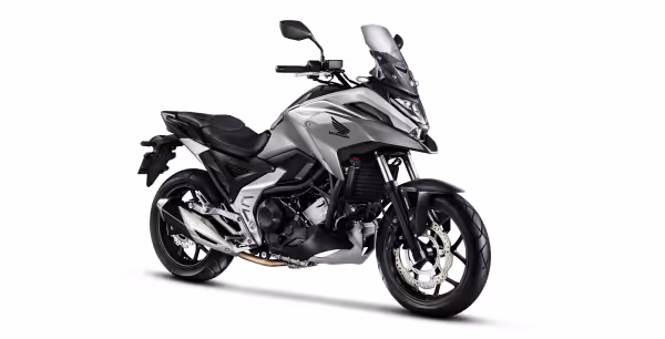 NC 750X vista 3/4 frente cor prata