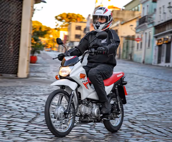 Homem pilotando Pop 110i ES branco Ross White