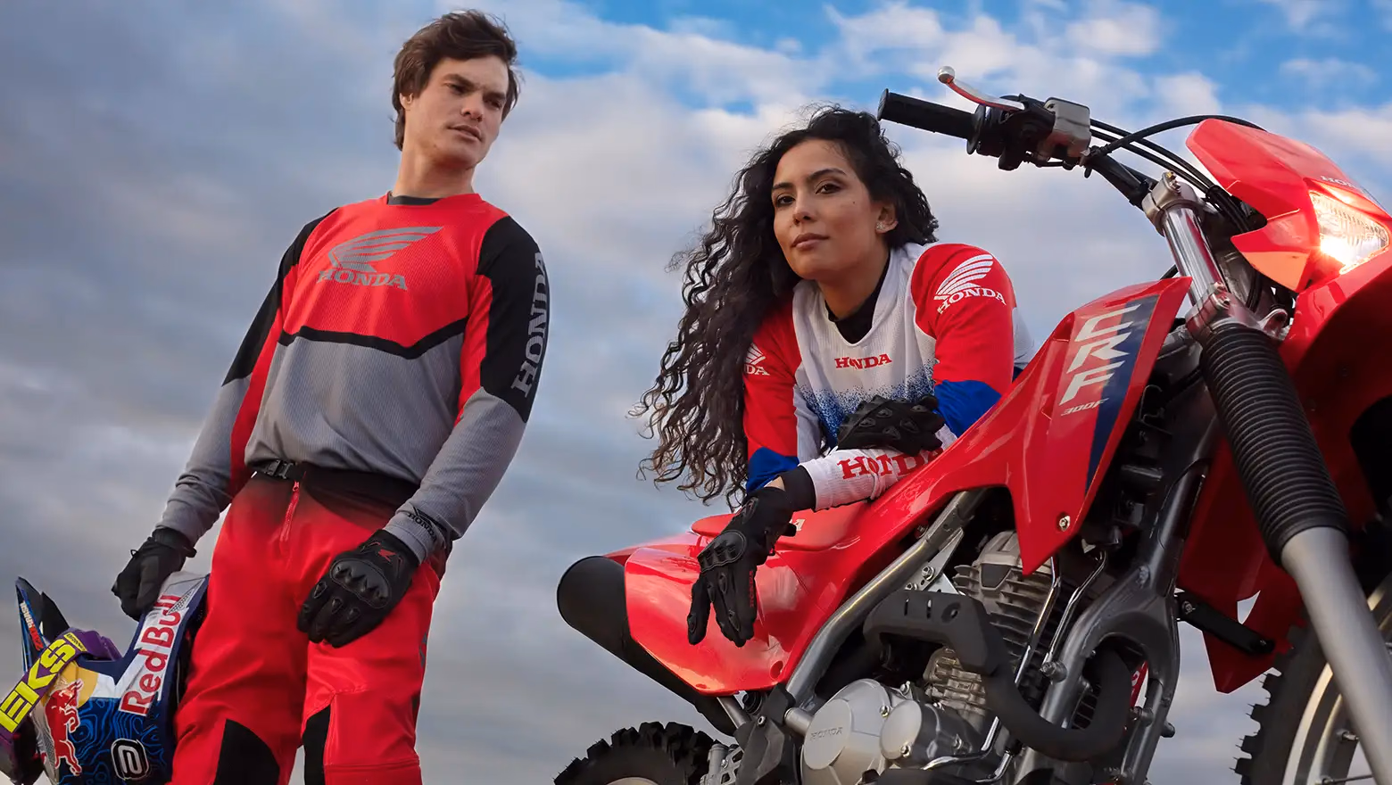 CRF 300F vista lateral em ambiente externo - 1 de 4