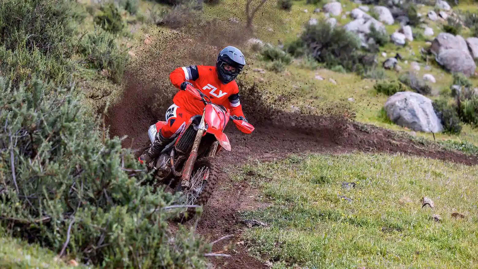 Honda CRF 450R em ambiente de estrada - 4 de 12