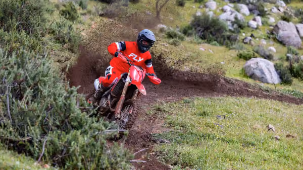 Honda CRF 450R em ambiente de estrada