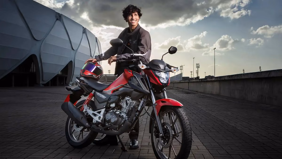 Moto Honda Nova Cg Comemorativa Vermelha Com Modelo Visao Vertical Dianteira Direita