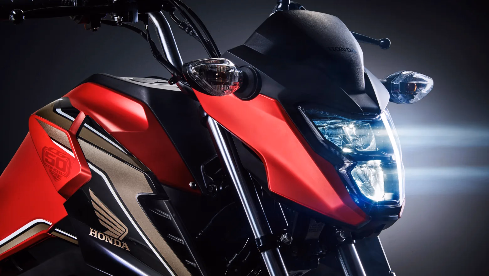 Moto Honda Nova Titan Edição Comemorativa de 50 Anos Visão Close Lateral Dianteira Superior Direita - 12 de 24