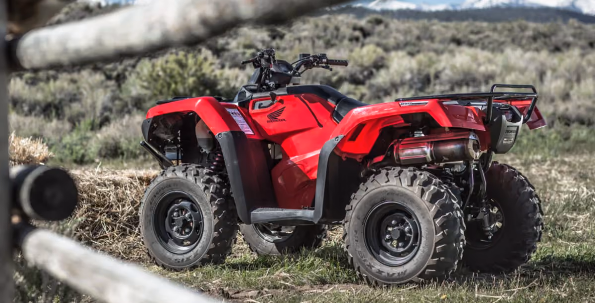 TRX 420 FourTrax em ambiente natural